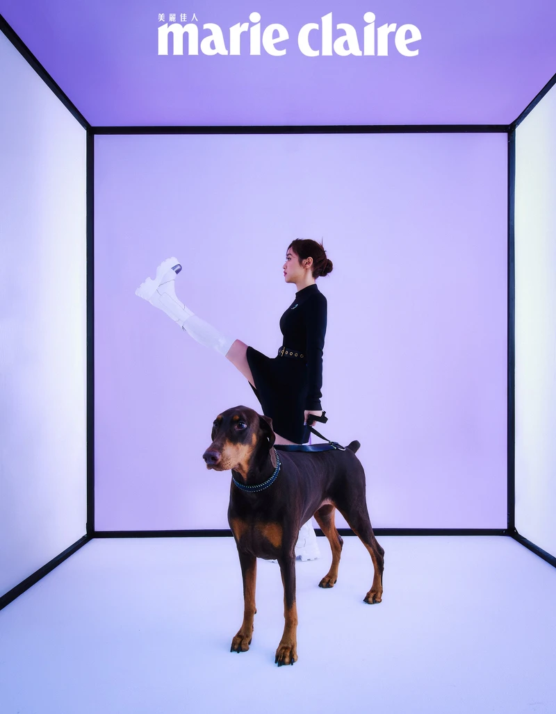 黑色洋裝,Louis Vuitton;白色長襪,Miu Miu;白色切爾西厚底短靴,CHARLES & KEITH。 黑色洋裝,Louis Vuitton;白色長襪,Miu Miu;白色切爾西厚底短靴,CHARLES & KEITH。