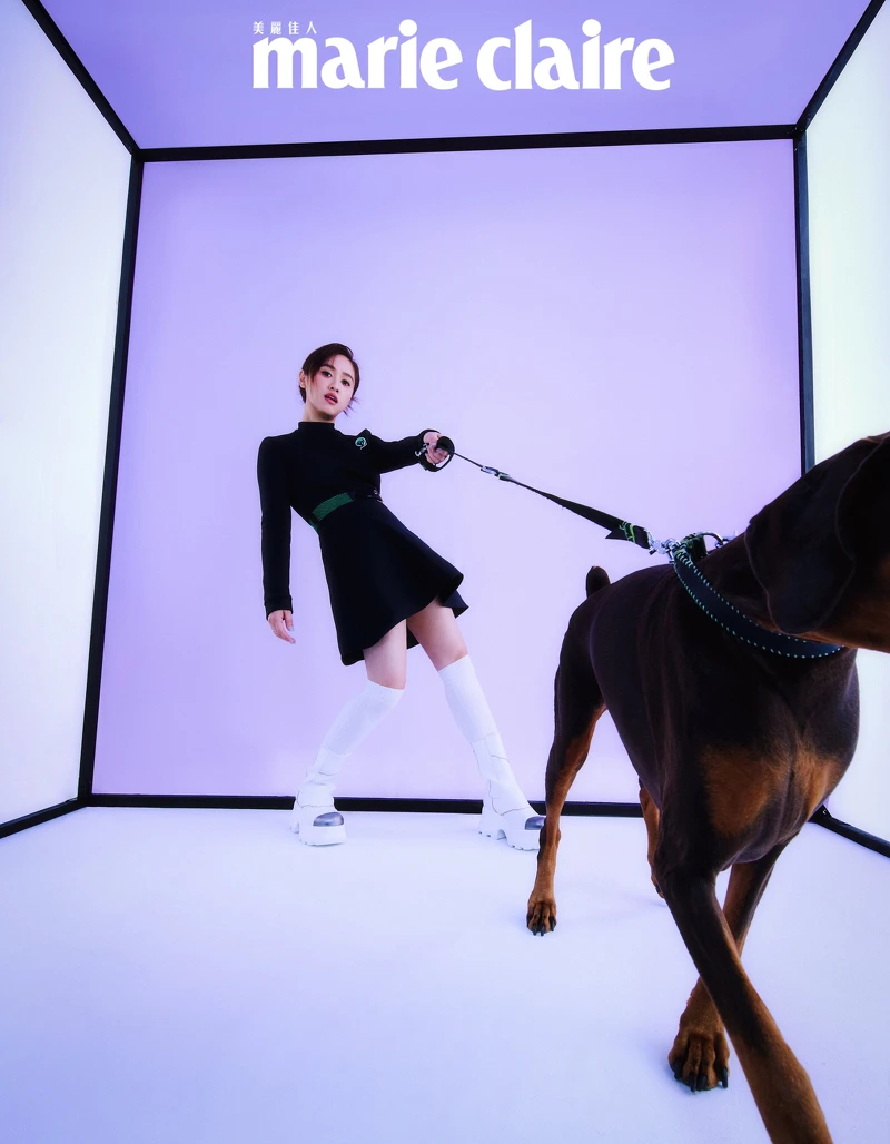 黑色洋裝,Louis Vuitton;白色長襪,Miu Miu;白色切爾西厚底短靴,CHARLES & KEITH。 黑色洋裝,Louis Vuitton;白色長襪,Miu Miu;白色切爾西厚底短靴,CHARLES & KEITH。