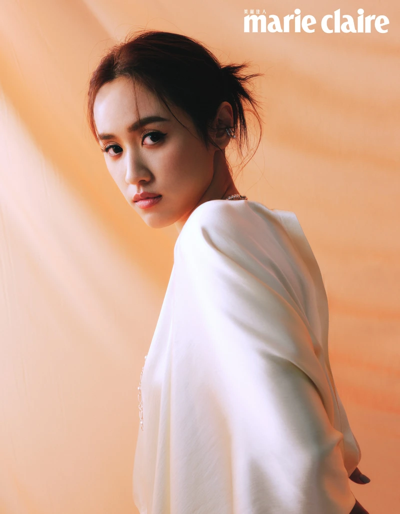 白色洋裝,Salvatore Ferragamo;珍珠項鍊、珍珠耳骨夾;both by Mikimoto。 白色洋裝,Salvatore Ferragamo;珍珠項鍊、珍珠耳骨夾;both by Mikimoto。