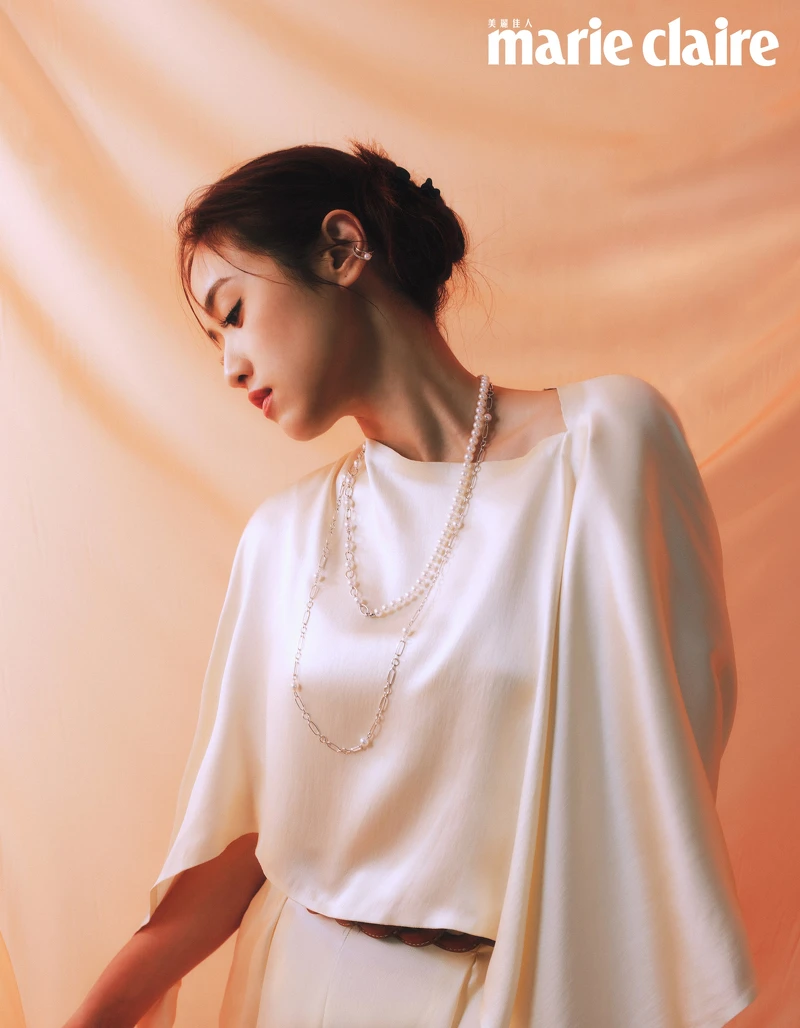 白色洋裝,Salvatore Ferragamo;珍珠項鍊、珍珠耳骨夾;both by Mikimoto。 白色洋裝,Salvatore Ferragamo;珍珠項鍊、珍珠耳骨夾;both by Mikimoto。