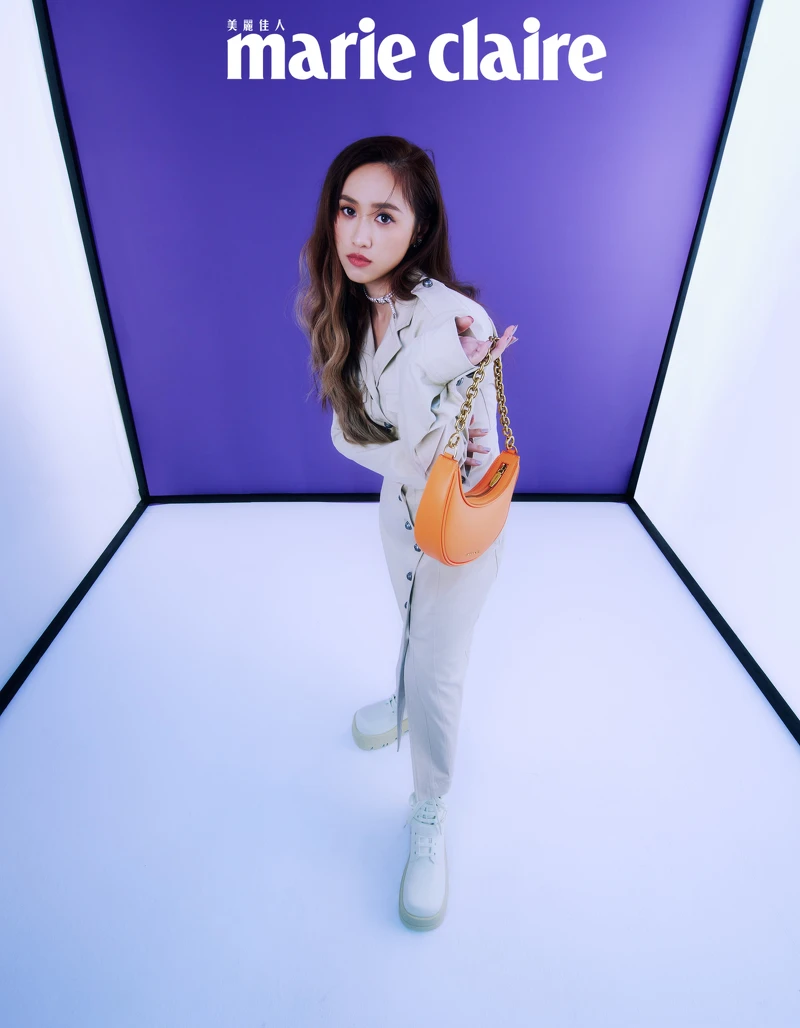 米色長版洋裝,Sportmax;珍珠頸鍊,Mikimoto;橘色鍊條肩背包、米色厚底軍靴,both by CHARLES & KEITH。 米色長版洋裝,Sportmax;珍珠頸鍊,Mikimoto;橘色鍊條肩背包、米色厚底軍靴,both by CHARLES & KEITH。