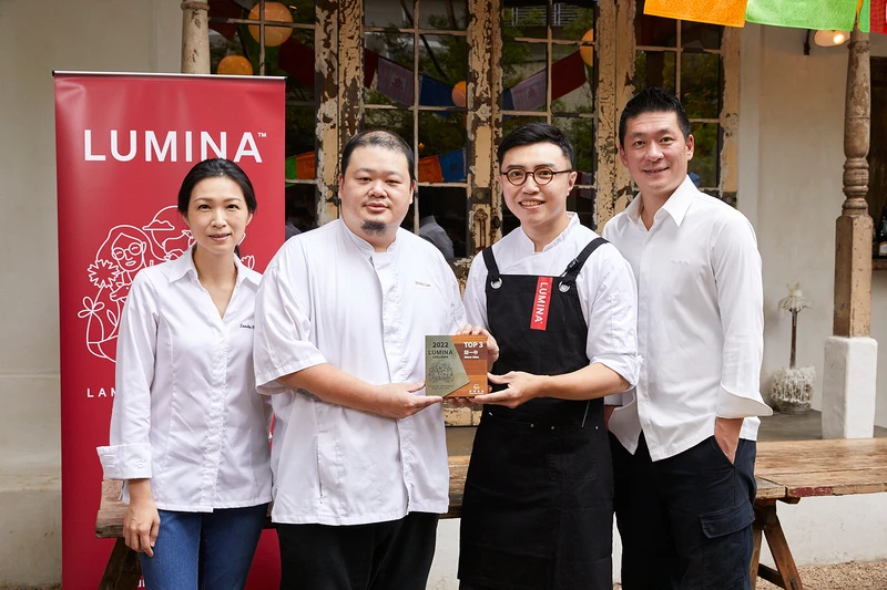 三位評審一同頒獎給「香色Xiang Se」主廚邱一中。 三位評審一同頒獎給「香色Xiang Se」主廚邱一中。