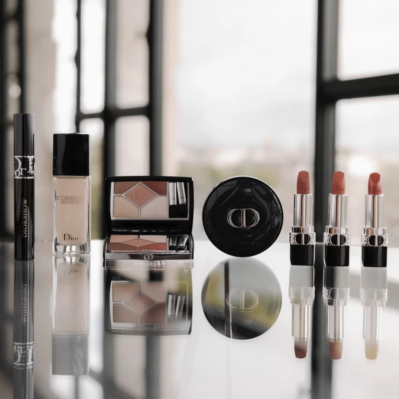 DIOR 2023春夏高級訂製系列時裝秀Jisoo妝容使用單品情境照。 DIOR 2023春夏高級訂製系列時裝秀Jisoo妝容使用單品情境照。