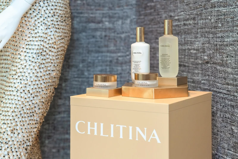 (左)黃淑琦2000年999.9純金秀服、(右)克麗緹娜經典系列 (左至右：克麗緹娜E.G.霜, 克麗緹娜潤膚11乳液, 克麗緹娜蛋白霜, 克麗緹娜胚芽伊油)