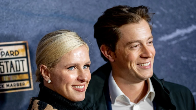 家族繼承人之一的詹姆斯羅斯柴爾德James Rothschild，與希爾頓酒店集團二小姐妮姬希爾頓Nicky Hilton於2015年結婚