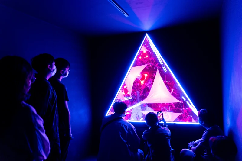 曾為台北世大運設計聖火台的豪華朗機工，這次以《聆聽花開》為題，將一朵機械花無限複製，是台灣科技、精密工業與數位藝術之間的跨域合作，花開的意象，象徵著環境中彼此協作而無限循環的生命意象。