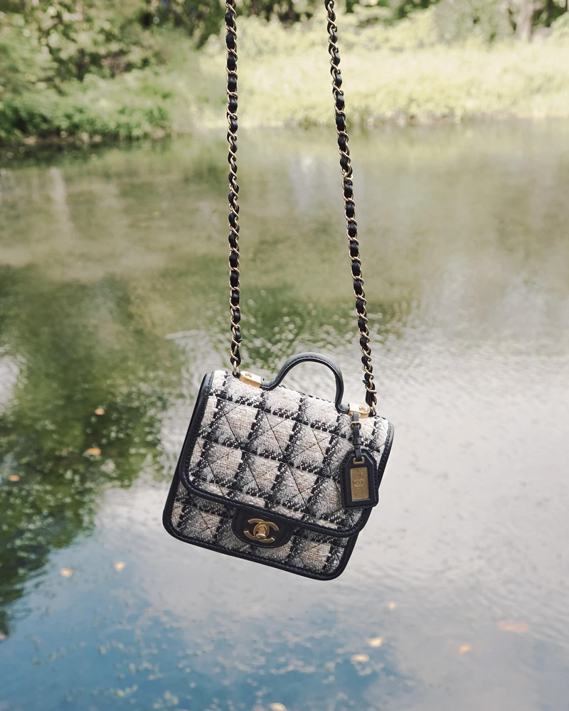 白色手把斜紋軟呢口蓋包，CHANEL。