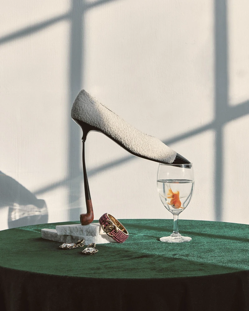 黑白斜紋軟呢包頭鞋、粉色斜紋軟呢手環、皮穿鍊斜紋軟呢耳環，all by CHANEL。