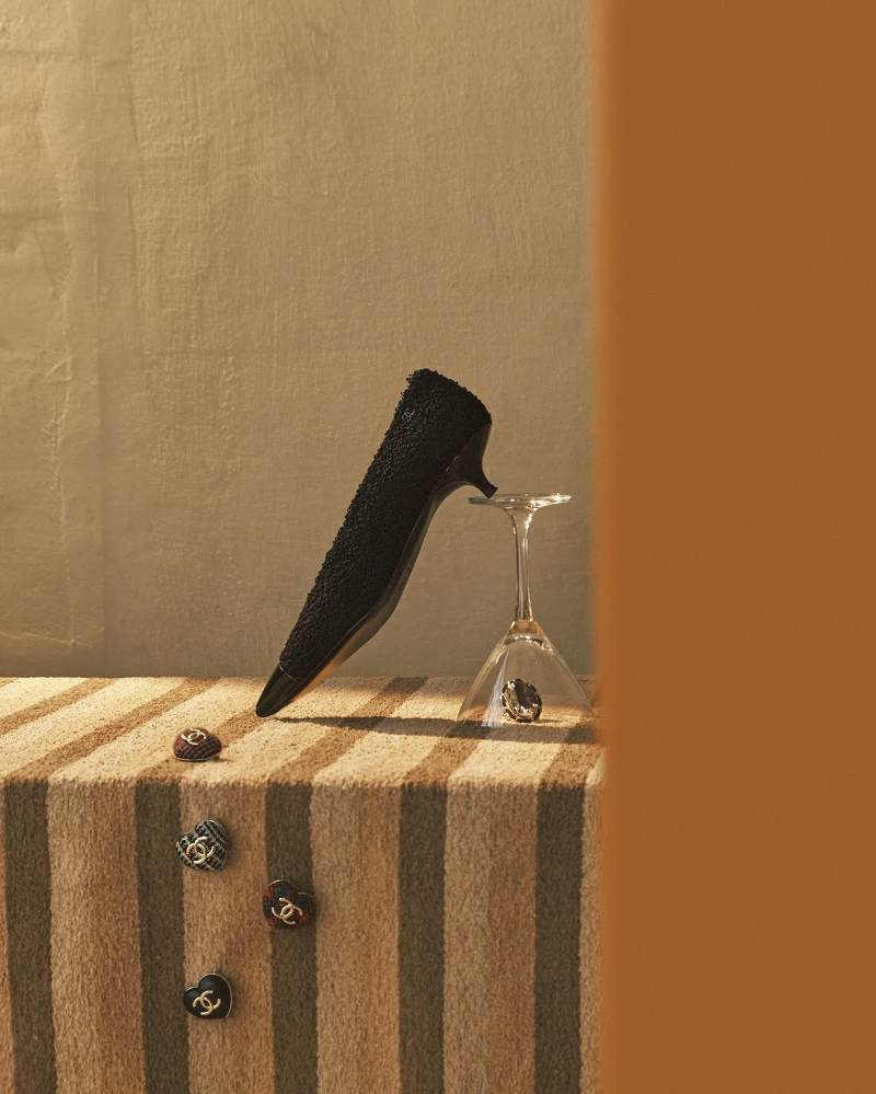 黑色斜紋軟呢包頭鞋、斜紋軟呢胸針、金屬胸針、皮穿鍊斜紋軟呢戒指，all by CHANEL。