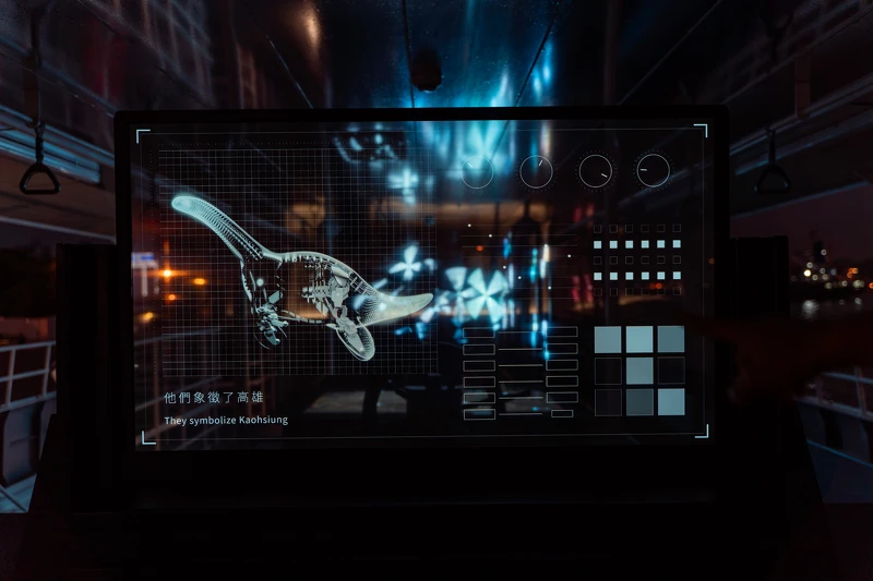 充滿未來科技感的船艙內，可見可愛小生物