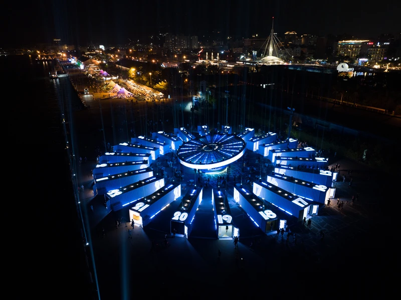 「設計擎天 光之展演」每天晚間 6 點延續到晚間11 點