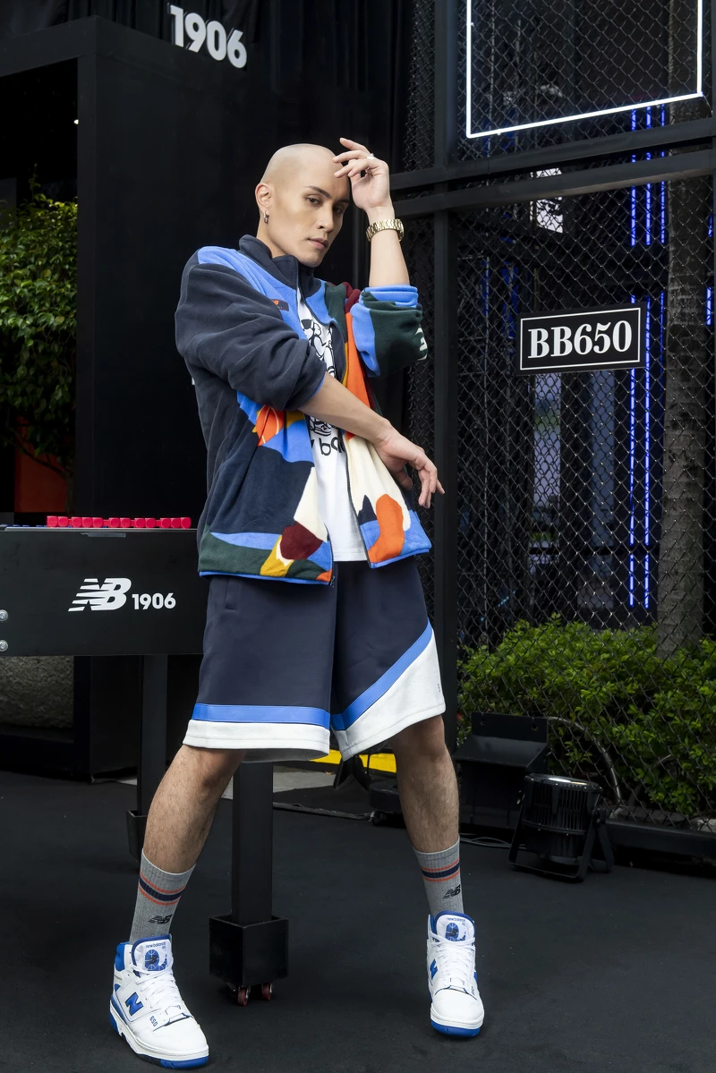 黃宣身穿：撞色造型絨毛外套 NT2,480(12月上市)、NB X Sebacuri插畫家系列棉質短袖上衣 NT1,080、 SDS 系列透氣運動短褲 NT1,280 、 BB650WN NT3,880。