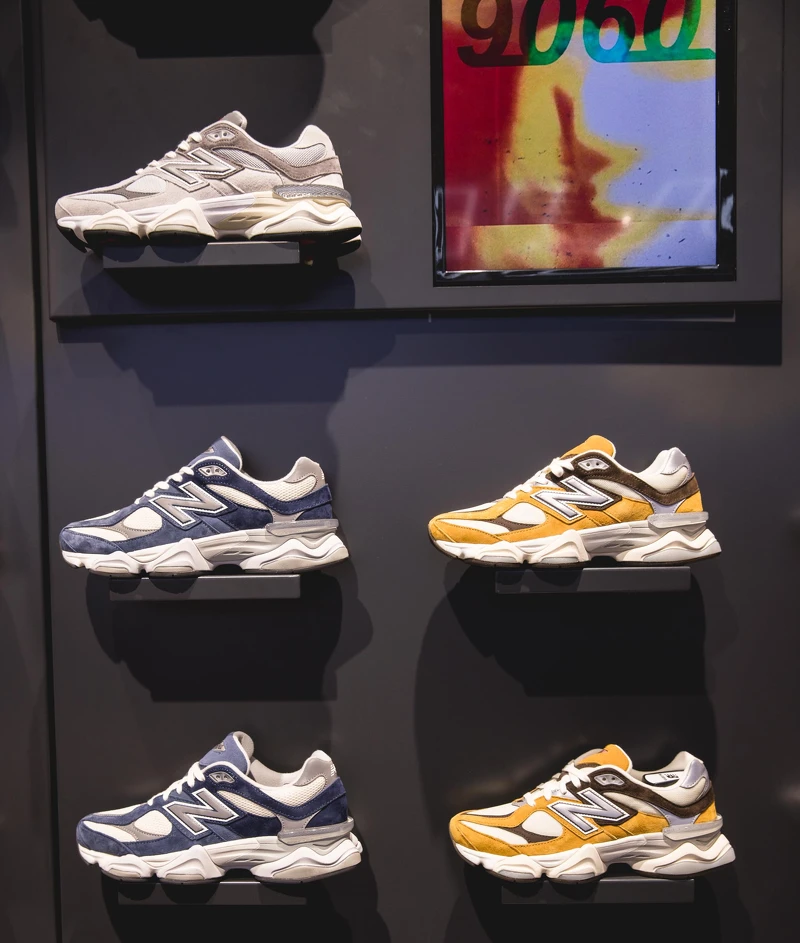 (藍) U9060IND中性款，NT4,680；(土黃) U9060WOR中性款，NT4,680。