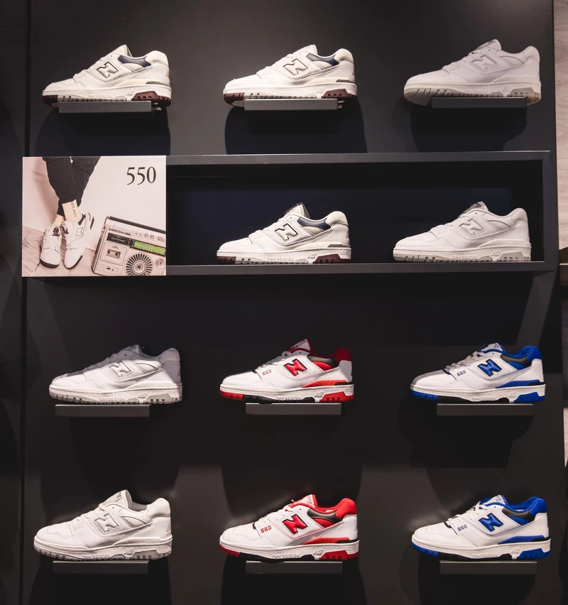 550系列鞋款，各NT3,680。