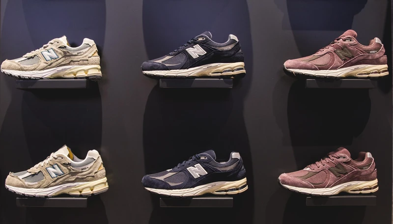 2002R鞋款，各NT4,680。