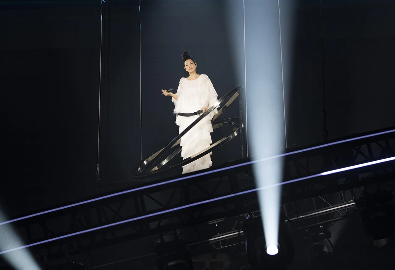 劉若英站上「環環相扣極光天台」緩緩升空，與寶藍色墨比斯雙環LED燈交織融合