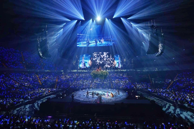 第二段「成長」的主題，隨著〈遺忘的都回來了〉前奏響起，呼應串場影片中兒時大樹的「反地心引力失根懸木」從天而降，溫暖的金黃色燈泡點亮舞台，就庭院圍在一起仰望樹梢的家族音樂同樂會