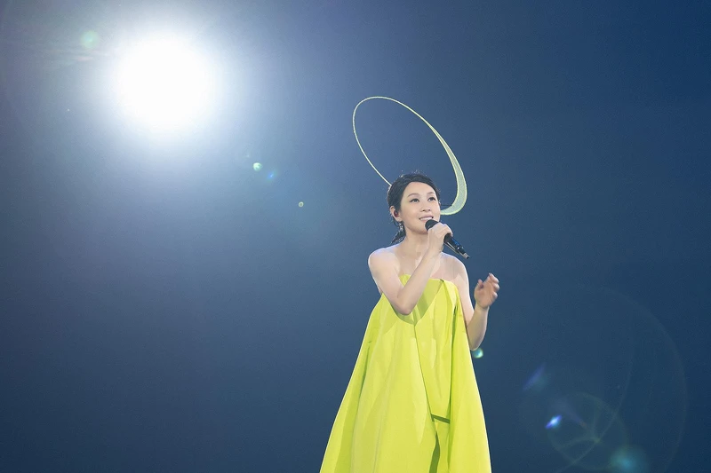 以「就是那道光」極光裝，唱出面對愛情的不懼和瀟灑