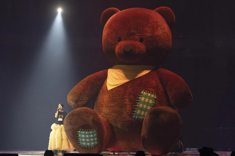 演唱〈快樂天堂〉，一隻五米高、重三百公斤的「給我抱抱打氣熊」從舞台正中間緩緩升起