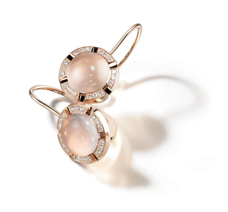 玫瑰金鑲嵌粉紅石英石與鑽石耳環，Chaumet。