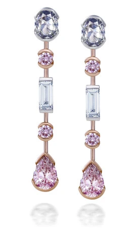 玫瑰金鑲嵌粉紅鑽石與白鑽耳環，De Beers。