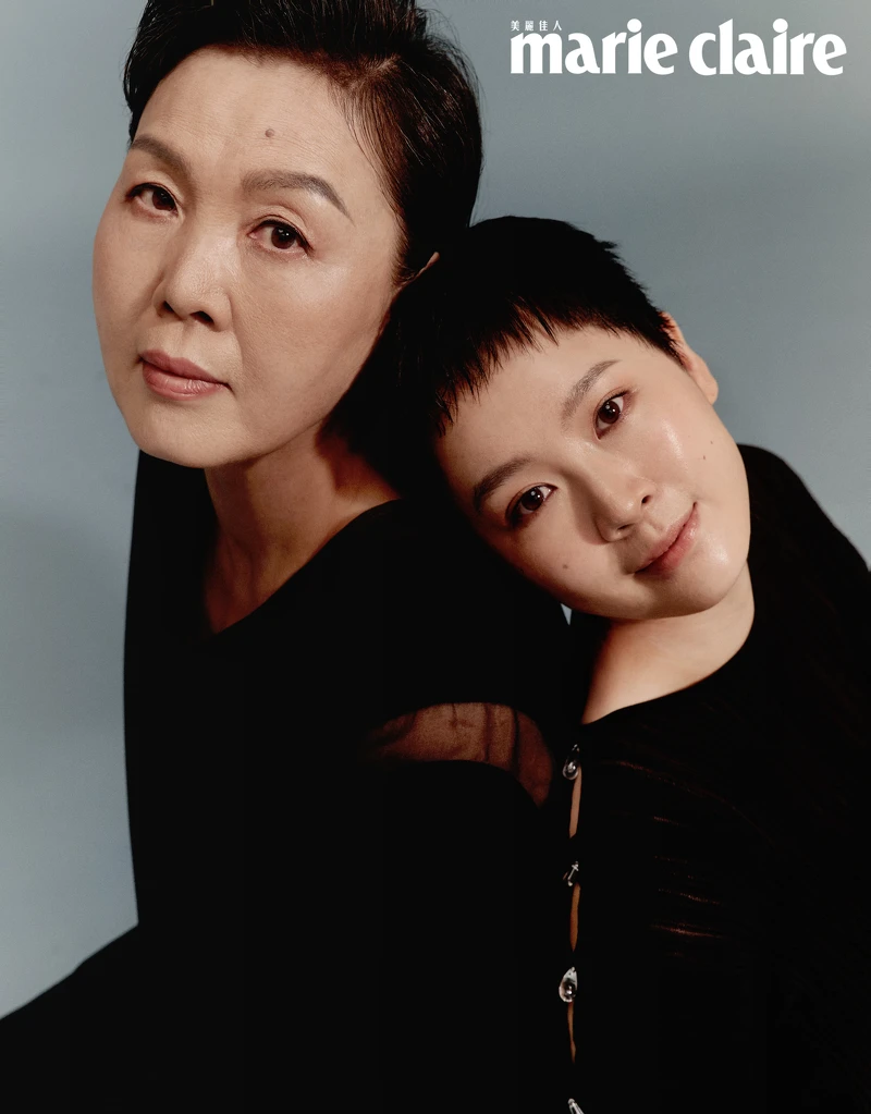 王麗娟/黑色烏干紗半透視洋裝,ck Calvin Klein。阮鳳儀/黑色水滴珠飾肩線皺摺洋裝,Salvatore Ferragamo。 王麗娟/黑色烏干紗半透視洋裝,ck Calvin Klein。阮鳳儀/黑色水滴珠飾肩線皺摺洋裝,Salvatore Ferragamo。