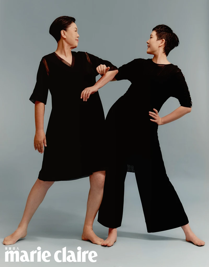 王麗娟/黑色烏干紗半透視洋裝,ck Calvin Klein。阮鳳儀/黑色水滴珠飾肩線皺摺洋裝,Salvatore Ferragamo;黑色長褲,ck Calvin Klein。 王麗娟/黑色烏干紗半透視洋裝,ck Calvin Klein。阮鳳儀/黑色水滴珠飾肩線皺摺洋裝,Salvatore Ferragamo;黑色長褲,ck Calvin Klein。