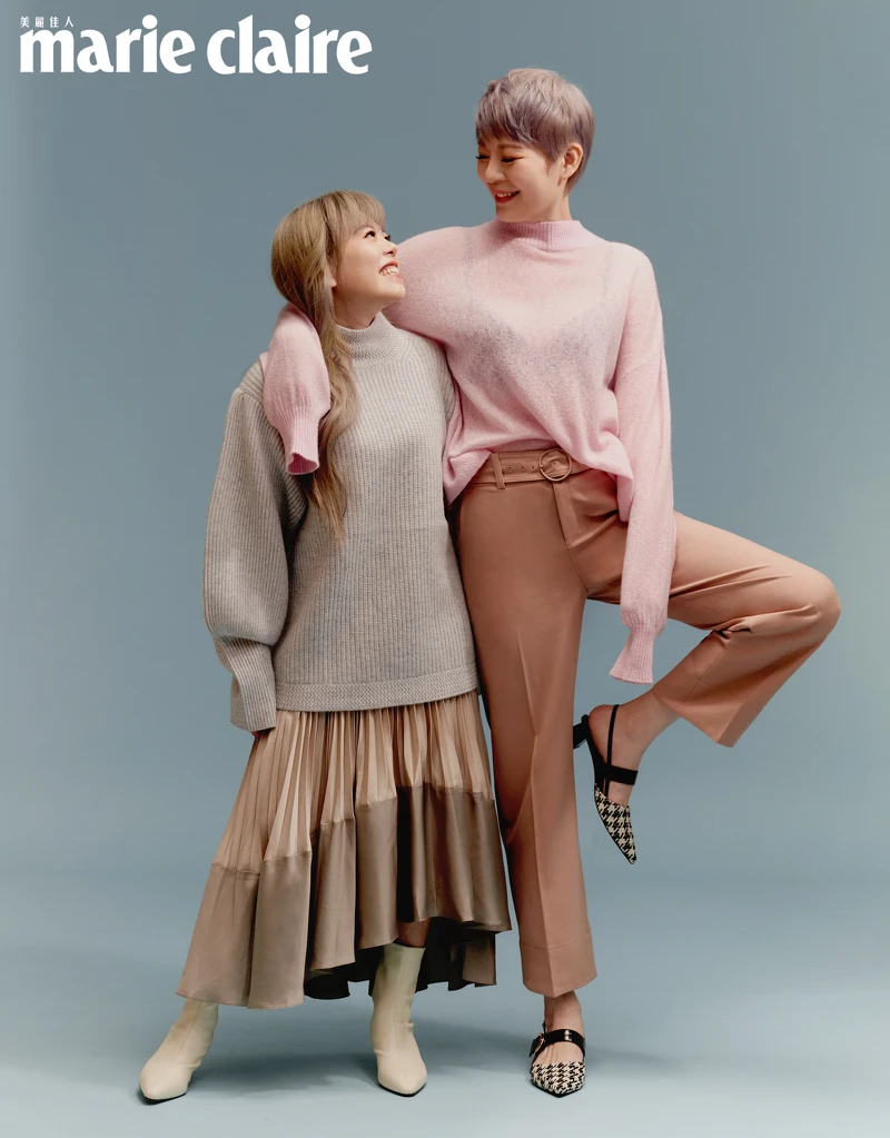 鋼鐵晴／粉紅毛衣，Boss；粉紅西裝褲，Club Monaco；千鳥格尖頭高跟鞋，Charles & Keith。 球球／灰色高領毛衣，CK Calvin Klein；洋裝，Club Monaco；白色尖頭短靴，Charles & Keith。