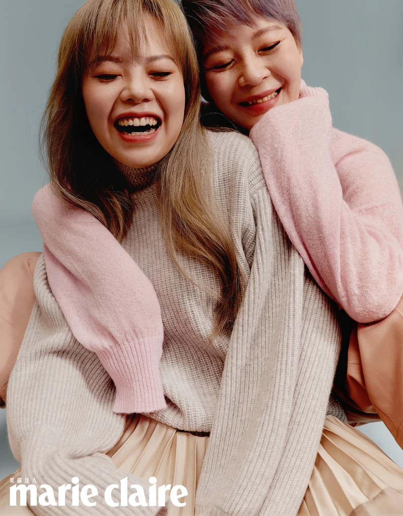 鋼鐵晴／粉紅毛衣，Boss；粉紅西裝褲，Club Monaco。 球球／灰色高領毛衣，CK Calvin Klein；洋裝，Club Monaco。