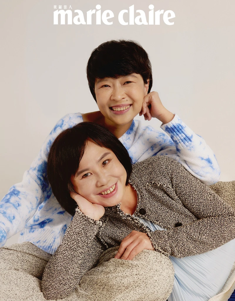 Paulina/渲染針織上衣,Boss;黑白平織西裝褲帶,Club Monaco。連珮如/藍色壓褶洋裝,Boss;黑白針織外套,Rag & Bone。 Paulina/渲染針織上衣,Boss;黑白平織西裝褲帶,Club Monaco。連珮如/藍色壓褶洋裝,Boss;黑白針織外套,Rag & Bone。