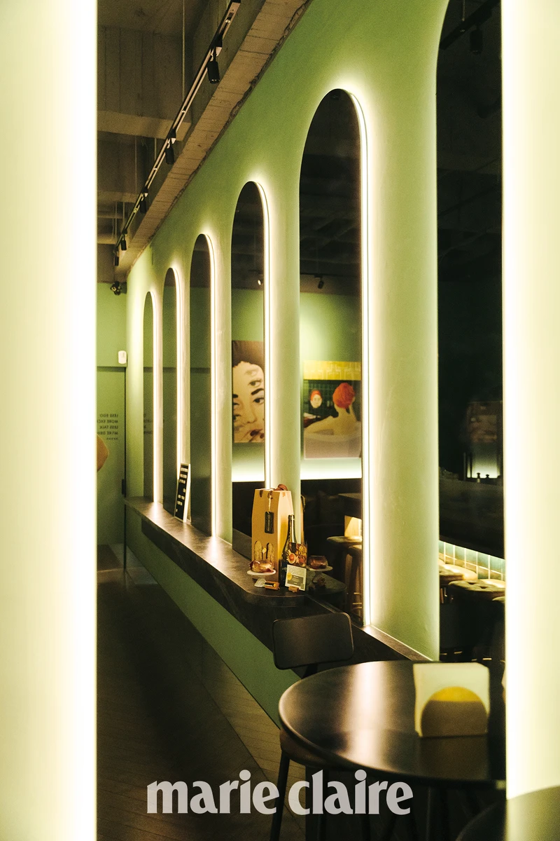 以微醺後產生的「錯視殘影」概念呈現空間,延伸至 Logo、拱形鏡面、從國外搜集而來的藝術畫作,全都有著一致風格及手法。 以微醺後產生的「錯視殘影」概念呈現空間,延伸至 Logo、拱形鏡面、從國外搜集而來的藝術畫作,全都有著一致風格及手法。