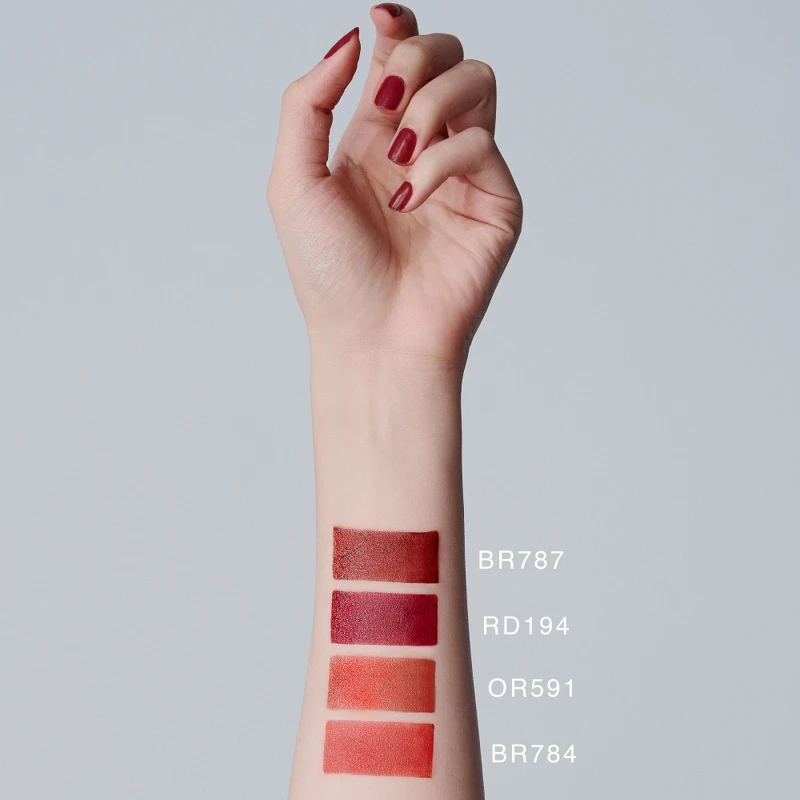 植村秀無色限鏡光唇膏主打色手部試色。 植村秀無色限鏡光唇膏主打色手部試色。