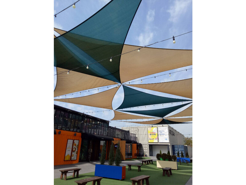 韓國首爾林附近的貨櫃屋商場。 韓國首爾林附近的貨櫃屋商場。