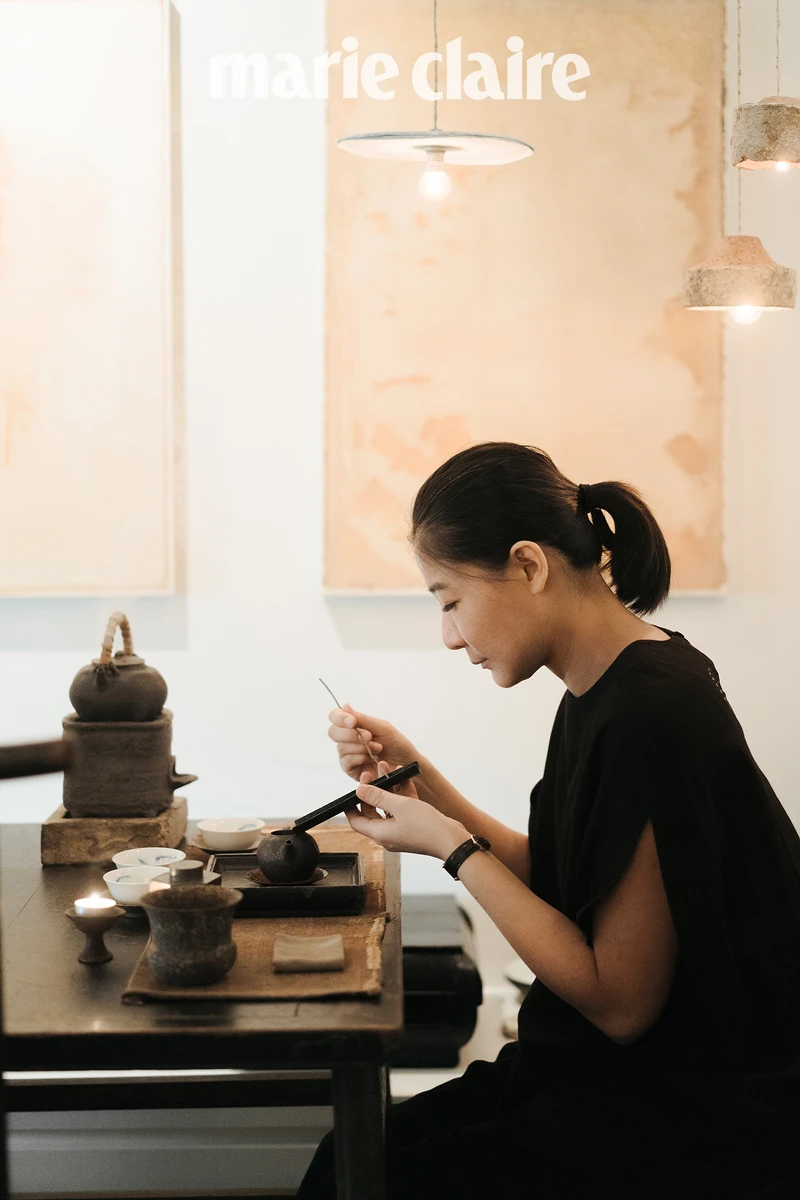 席茶多年後,Ofelia 融會貫通成為屬於自己的品茶儀式。 席茶多年後,Ofelia 融會貫通成為屬於自己的品茶儀式。