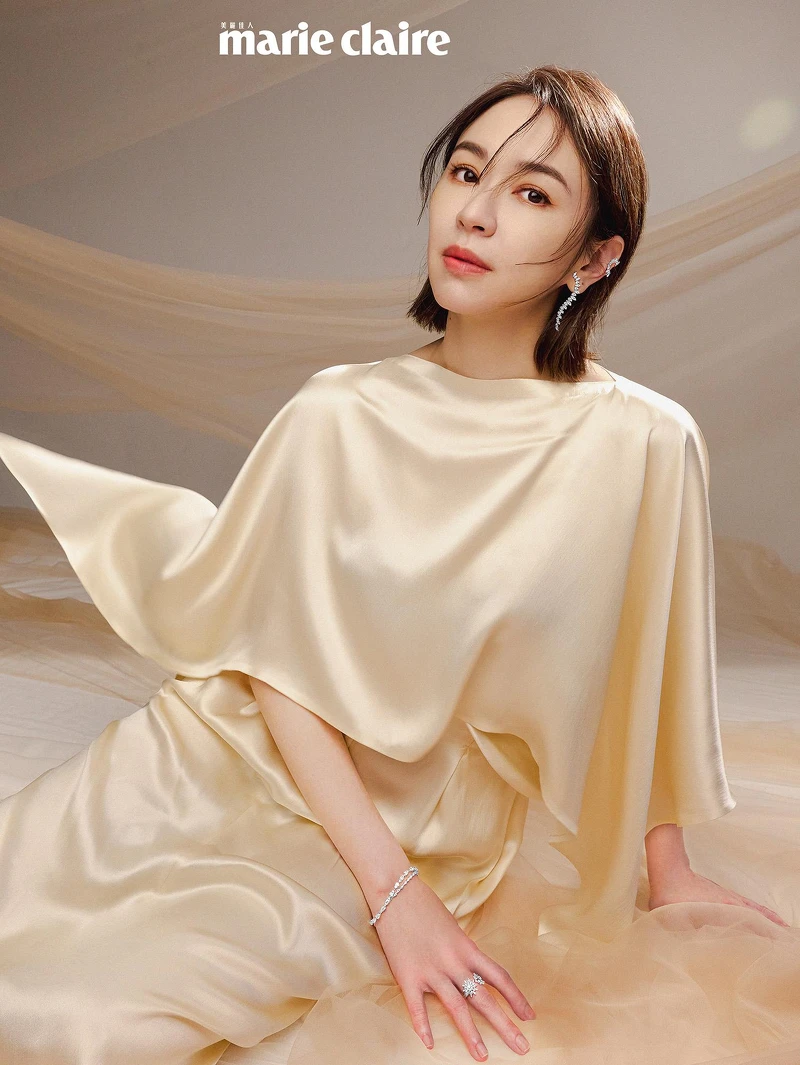 米白披肩長裙,Salvatore Ferragamo;Aerial Sunburst鑽石耳夾、Aerial Twisted Dewdrop鑽石耳環、Aerial Double Sunburst白K金鑽石戒指、Aerial Dewdrop白K金鑽石手鍊,All by Hearts On Fire。 米白披肩長裙,Salvatore Ferragamo;Aerial Sunburst鑽石耳夾、Aerial Twisted Dewdrop鑽石耳環、Aerial Double Sunburst白K金鑽石戒指、Aerial Dewdrop白K金鑽石手鍊,All by Hearts On Fire。