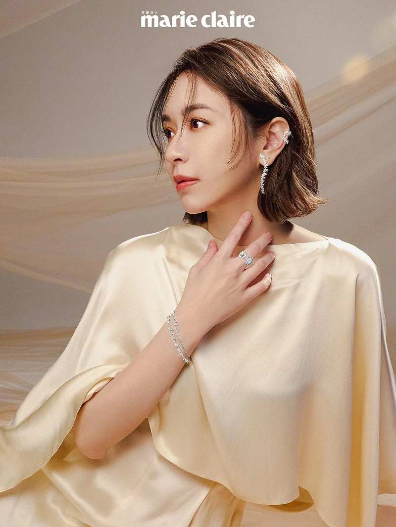 米白披肩長裙,Salvatore Ferragamo;Aerial Sunburst鑽石耳夾、Aerial Twisted Dewdrop鑽石耳環、Aerial Double Sunburst白K金鑽石戒指、Aerial Dewdrop白K金鑽石手鍊,All by Hearts On Fire。 米白披肩長裙,Salvatore Ferragamo;Aerial Sunburst鑽石耳夾、Aerial Twisted Dewdrop鑽石耳環、Aerial Double Sunburst白K金鑽石戒指、Aerial Dewdrop白K金鑽石手鍊,All by Hearts On Fire。