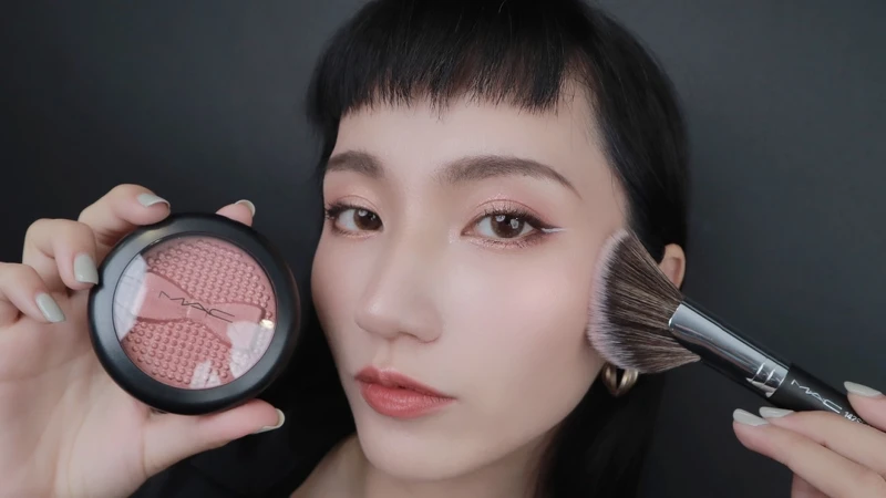 M.A.C波緞泡泡節日限定系列超激光炫彩餅刷具組#Rose實擦。