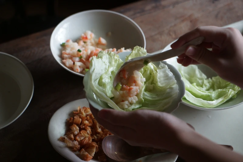 生菜蝦鬆，收錄於「我是偷吃大王」一篇，生動的描述食材在料理過程每個不同階段展現的風味。