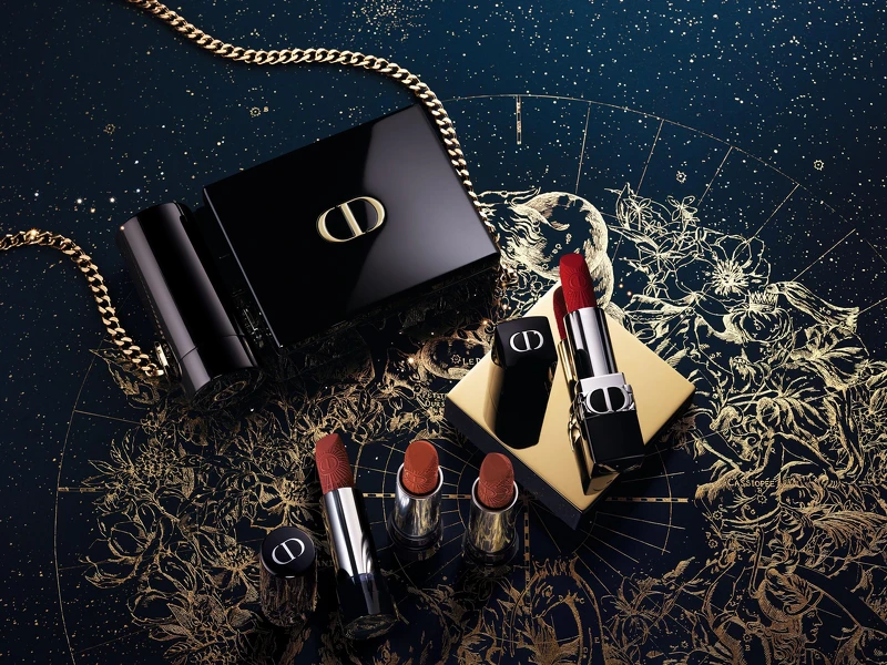 迪奧藍星唇膏黑曜珠寶盒-國際版，唇膏絲絨特霧「#965玫瑰漿果」、替換蕊心經典緞光「#奶茶裸棕」、絲絨特霧「#913煙燻紫羅蘭」、絲絨特霧「#674午夜玫瑰」，NT8100