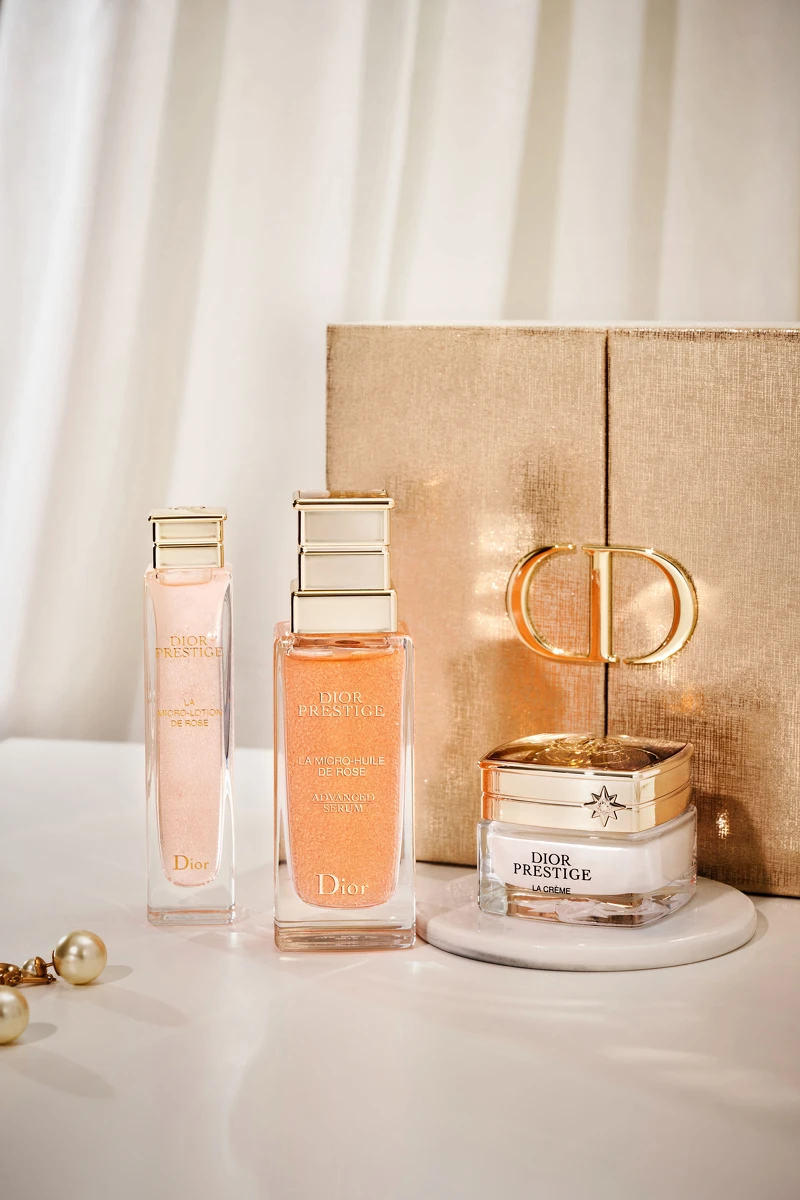 精萃再生玫瑰微導精露50ml+精萃再生微導青春凝露30ml+精萃再生玫瑰賦活乳霜15ml，NT.15,400。