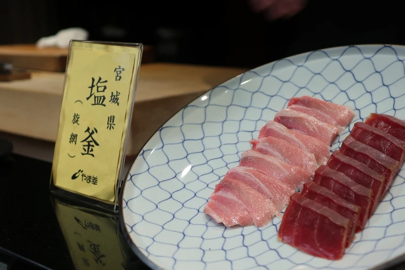 使用來自日本宮城縣 塩釜(旋網)補撈的鮪魚。 使用來自日本宮城縣 塩釜(旋網)補撈的鮪魚。