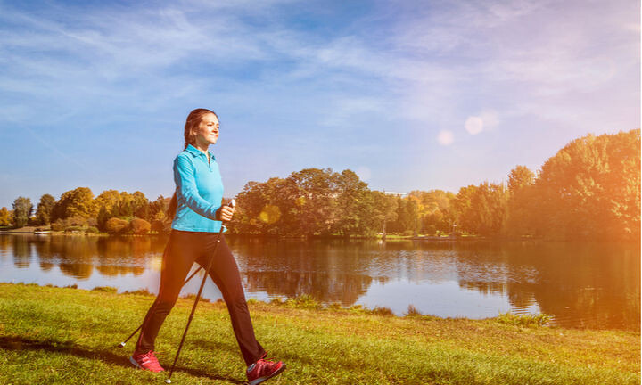 （北歐式健走益處多，國內也有多名醫師陸續在媒體分享愛好這項運動。圖片來源 / Shutterstock）