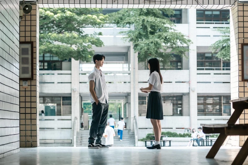 王渝萱(右)與初戀男孩葉廷麒(左)在高中校園相遇