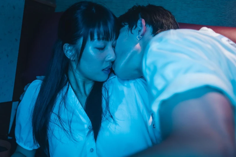 王渝萱再次挑戰大尺度床戲，她認為那一刻是投入在角色，不是自己，所以不擔心性愛戲。右為對手演員葉廷麒