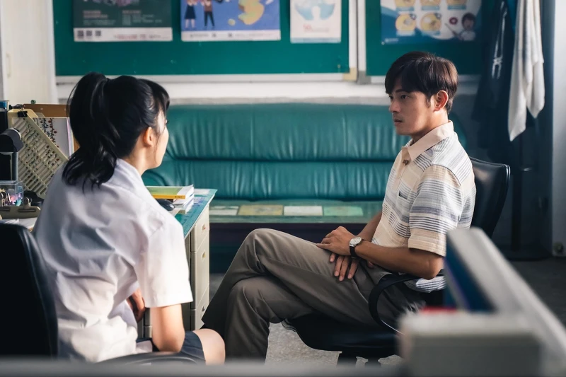 宥勝所飾演的角色在面對學生王渝萱行為逾矩時，拿出老師身份說：「人怎麼會管不住自己的身體」，卻被小藍語氣撩到「起反應」