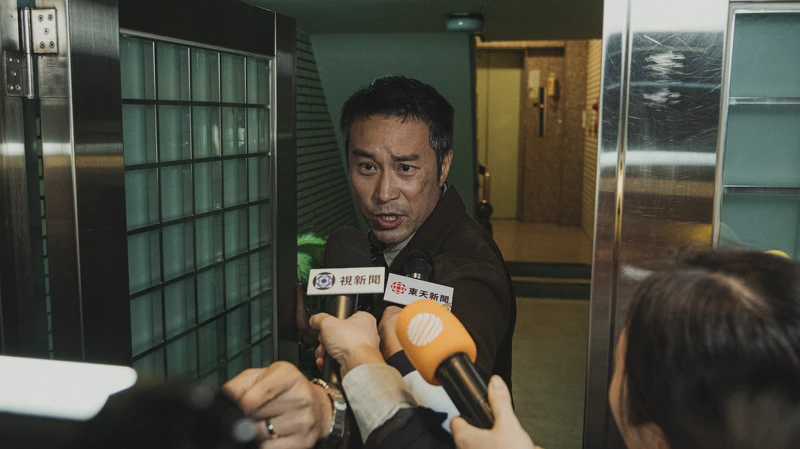《罪後真相》劇照04-張孝全飾演過氣名嘴，意外捲入棒球情殺命案被媒體包圍