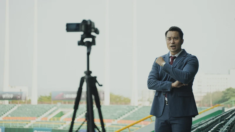 《罪後真相》張孝全在片中挑戰名嘴快嘴，自加插腰打響指手勢融入角色