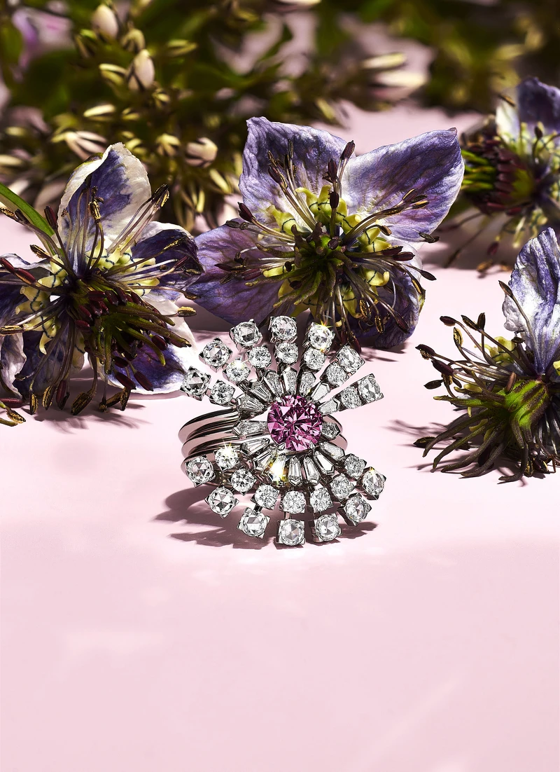 Tiffany & Co. Blue Book BOTANICA 高級珠寶系列鉑金鑲嵌單顆重逾1克拉艷彩紫粉紅色鑽石和白色鑽石戒指 Tiffany & Co. Blue Book BOTANICA 高級珠寶系列鉑金鑲嵌單顆重逾1克拉艷彩紫粉紅色鑽石和白色鑽石戒指