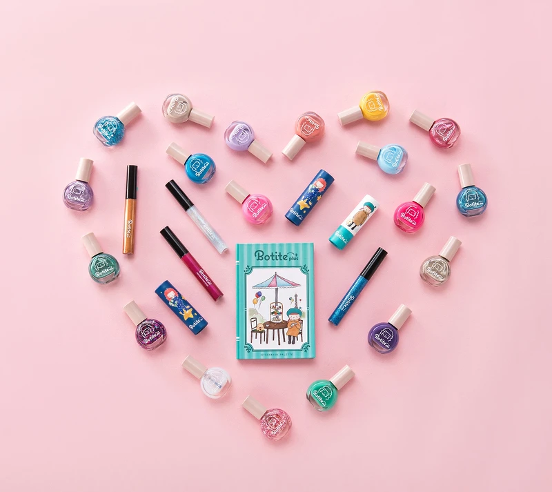 在專屬小寶貝的美妝保養中，傳達美感從小培養的風尚細節。