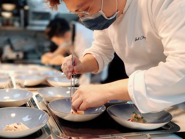 主廚 Josh（鄭裕錞）曾任職台中樂沐（亞洲50大）法式餐廳，在 Lanshu Chen（陳嵐舒）主廚及世界名廚身邊習廚多年。